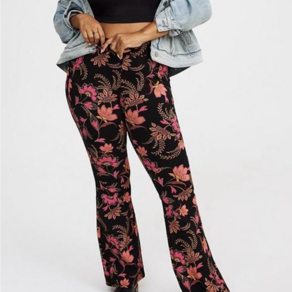 Torrid NWOT Floral Flare Legging